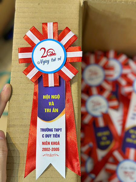 Mẫu hoa cài áo lễ tri ân – Tôn vinh nghề giáo bằng sự tinh tế và trang trọng