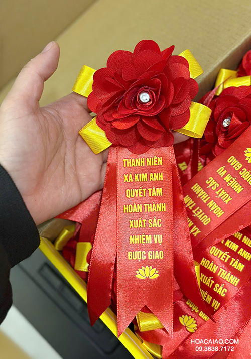 Hoa cài áo lễ trưởng thành, lễ tốt nghiệp – Món quà tri ân ý nghĩa cho học sinh và thầy cô