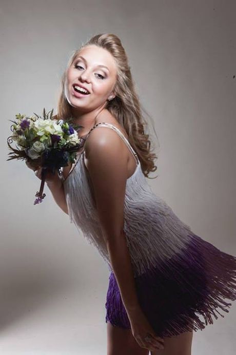 Tạo dáng cùng với hoa