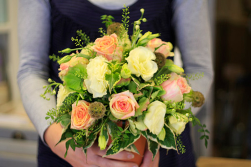 Cách cắm bình hoa hồng đẹp và sang trọng