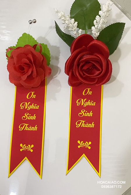 In hoa cài áo đại biểu theo yêu cầu – Thiết kế miễn phí, in nhanh, giao toàn quốc