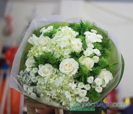 Hoa hồng trắng tượng trưng cho tình yêu thuần khiết, vĩnh cửu