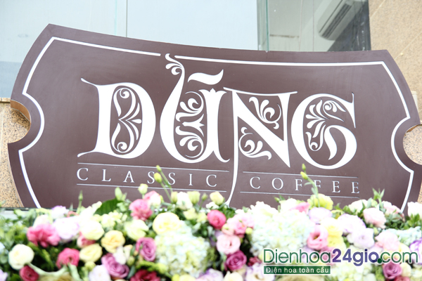 Tưng bừng hoa khai trương, các lãng hoa  chúc mừng tấp lập mang tới quán caffe