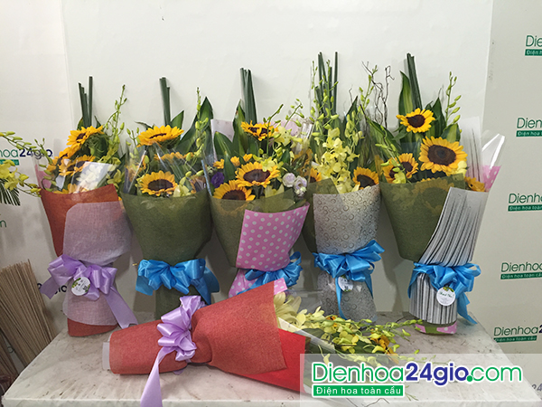 Tặng hoa cho các em thiếu niên nhi đồng nhân dịp trung thu