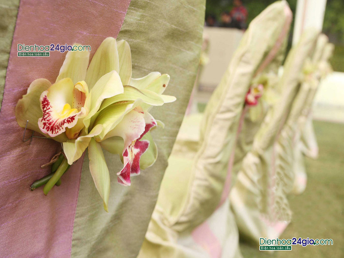 Dùng địa lan và hoa tươi trang trí tiệc cưới.