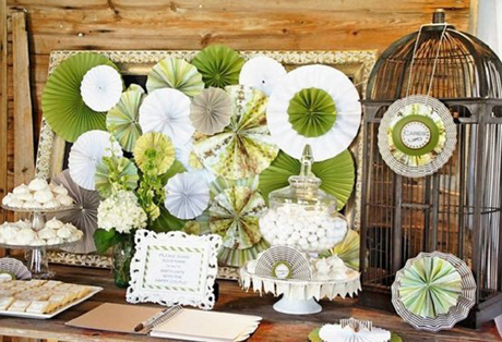 Dùng hoa tươi trang trí tiệc cưới theo tông màu xanh