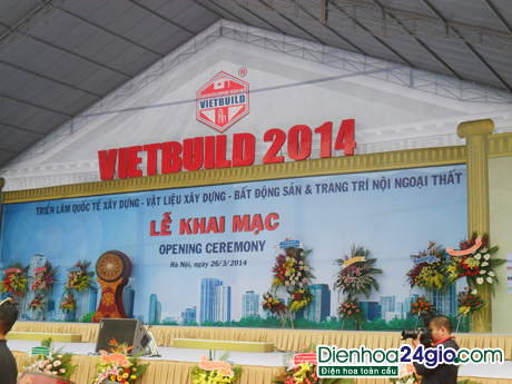 Hội trợ Vietbuild tại Giảng võ, các kệ hoa chúc mừng hội trợ được mang đến tấp nập