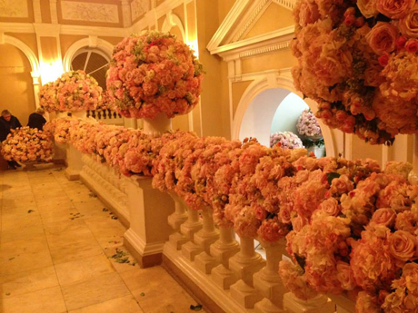 Dùng hoa tươi trang trí đường dẫn, cầu thang, trang trí tiệc cưới bằng hoa tươi