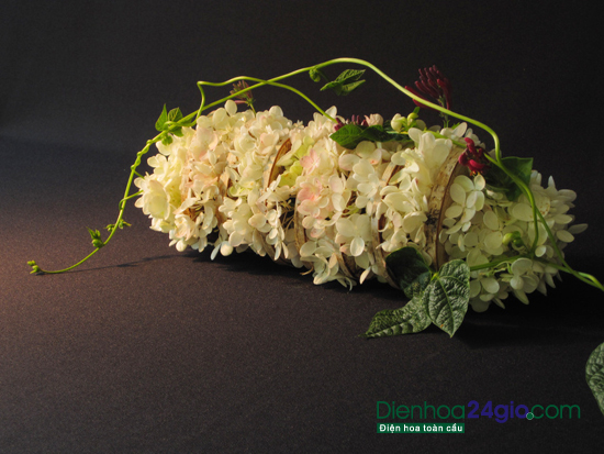 Dùng hoa tươi trang trí cho tiệc cưới