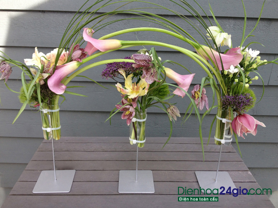 Các phụ kiện và hoa tươi làm Tiệc cưới trở nên long trọng và ấp áp