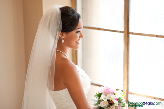 Lãng mạn với váy trắng và hoa tưới cùng màu