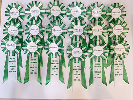 Hoa cài áo đại biểu màu xanh lá