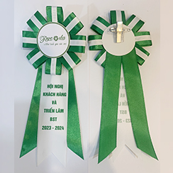 Hoa cài áo đại biểu màu xanh lá