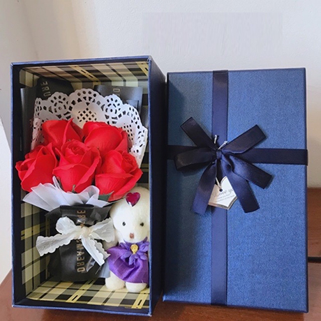 Hộp hoa hồng sáp và gấu bông