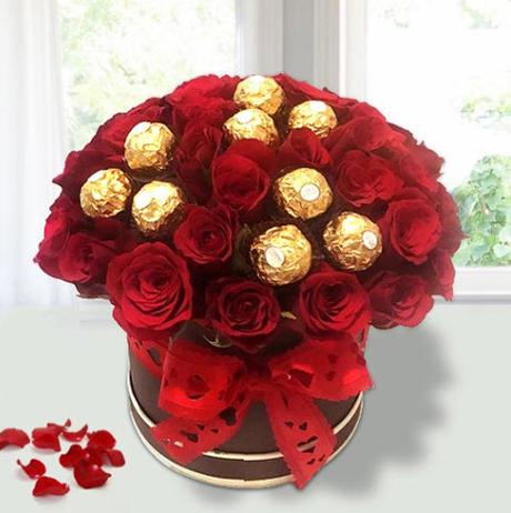 Giỏ hoa hồng và chocolate