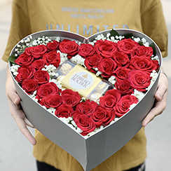 Hộp hoa hồng đỏ và chocolate