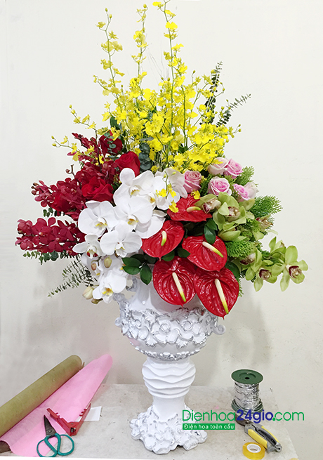 Đặt b&igrave;nh hoa ở ch&iacute;nh giữa b&agrave;n tiếp kh&aacute;ch