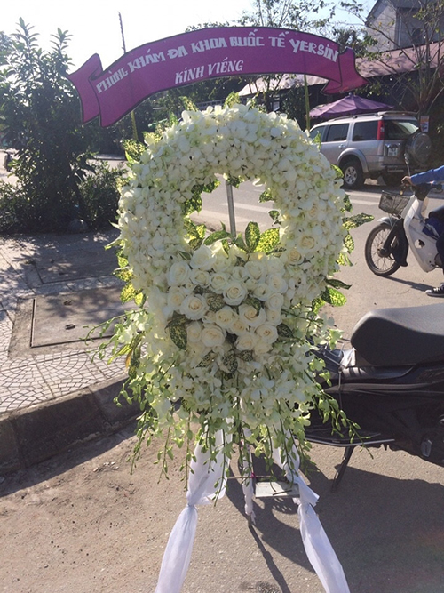 Mua v&ograve;ng hoa tại Điện hoa 24 giờ